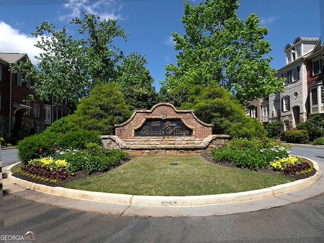 community sign with a yard