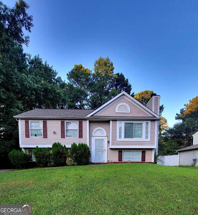 split foyer home featuring a front lawn