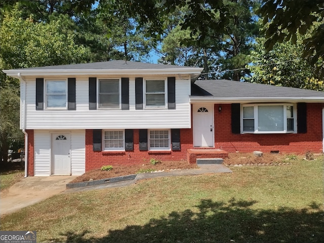 tri-level home featuring a front yard