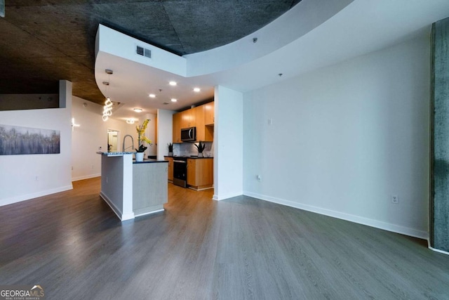 kitchen with sink, a center island with sink, and dark hardwood / wood-style floors