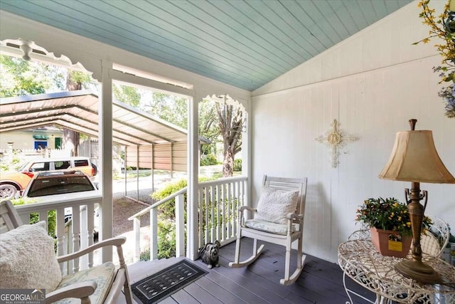 sunroom / solarium featuring vaulted ceiling