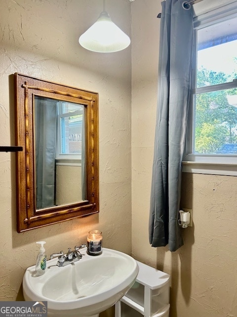 bathroom featuring sink