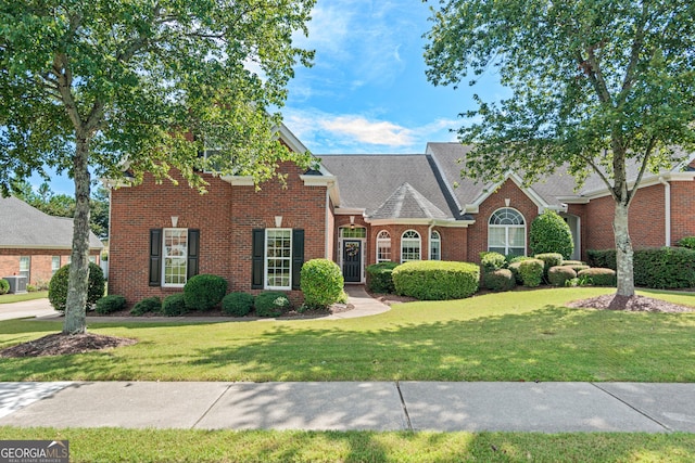 view of front of property featuring a front yard