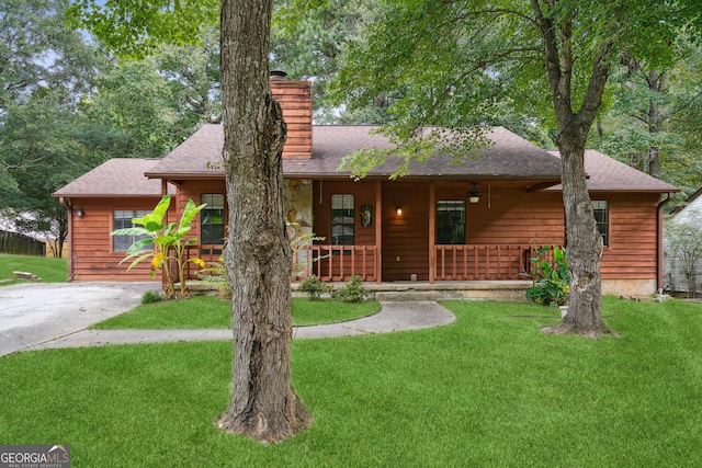 view of front facade featuring covered porch and a front yard