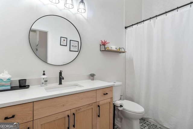 full bath with toilet, vanity, and a shower with curtain