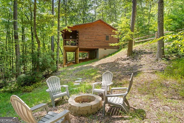 view of yard featuring a fire pit