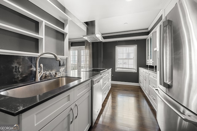 kitchen with appliances with stainless steel finishes, island range hood, sink, and dark wood-type flooring