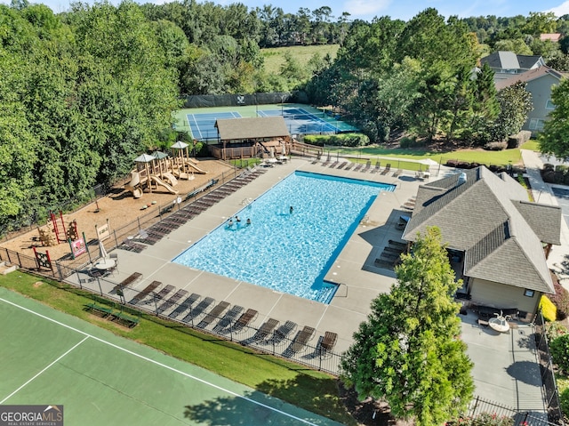 view of swimming pool