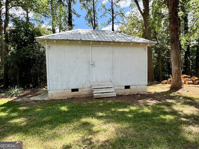 view of outdoor structure featuring a yard