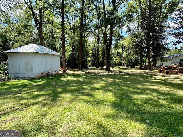 view of yard featuring an outbuilding