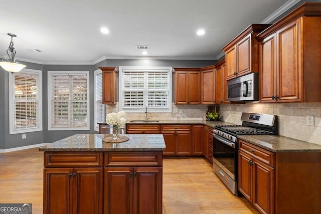 kitchen featuring a center island, sink, light hardwood / wood-style floors, and stainless steel appliances