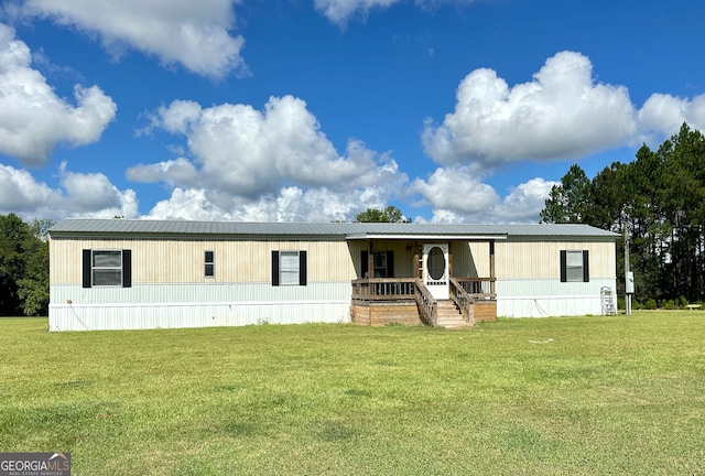 manufactured / mobile home with a front yard and covered porch