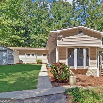 view of front of home featuring a front yard