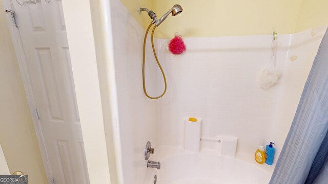 bathroom featuring tiled shower / bath combo