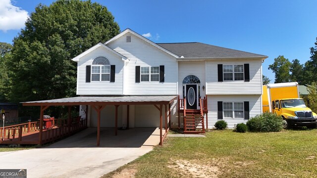 view of front of home featuring a front yard and a carport