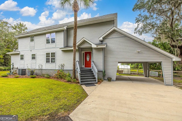 view of front of home featuring driveway, a carport, cooling unit, and a front yard