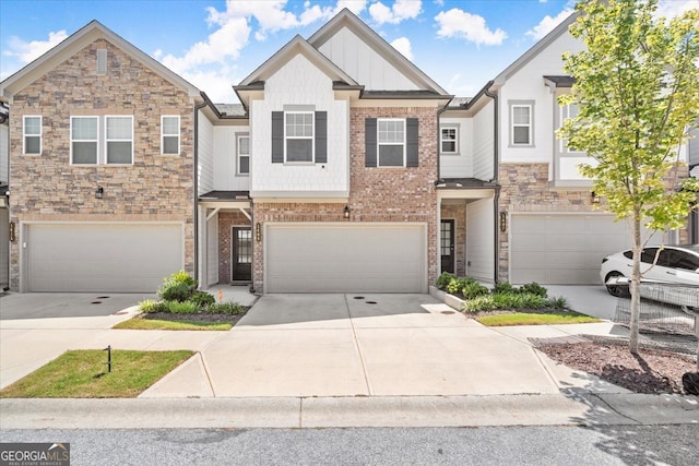 townhome / multi-family property featuring a garage