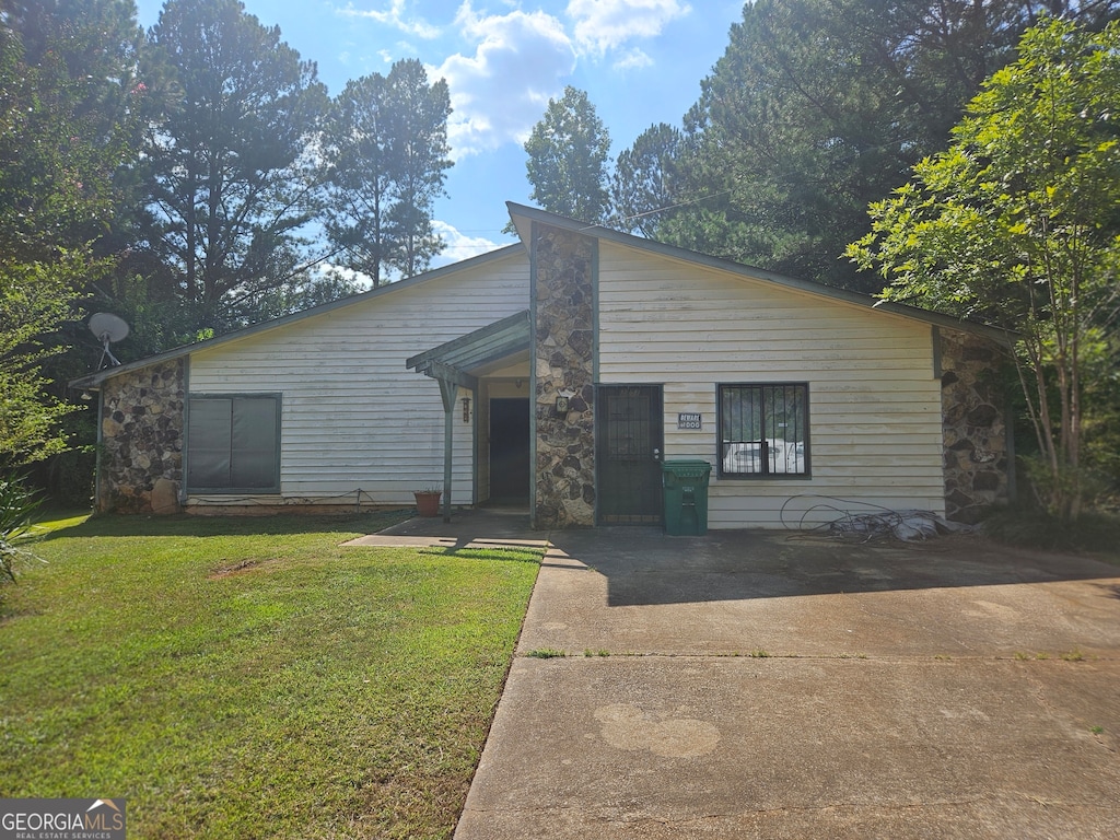 view of front of property featuring a front lawn