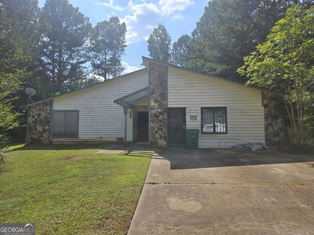 view of front of property featuring a front lawn