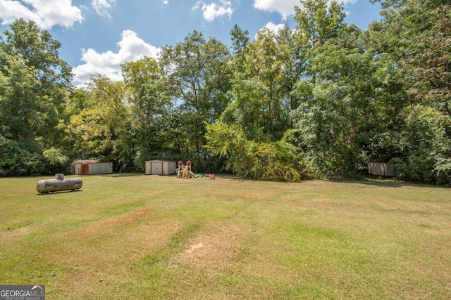 view of yard featuring a storage shed