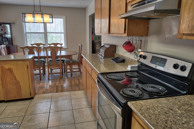 kitchen featuring light wood-type flooring, an inviting chandelier, stainless steel electric range oven, and decorative light fixtures