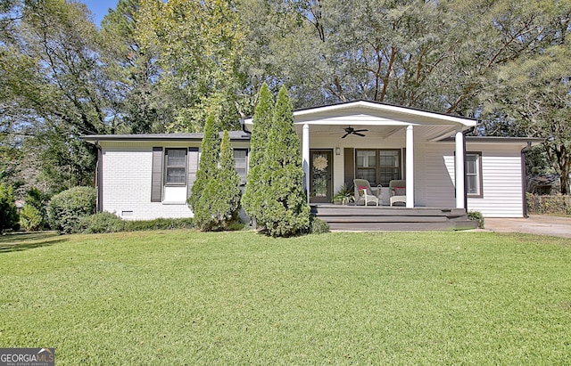 view of front of property with ceiling fan, a porch, and a front lawn