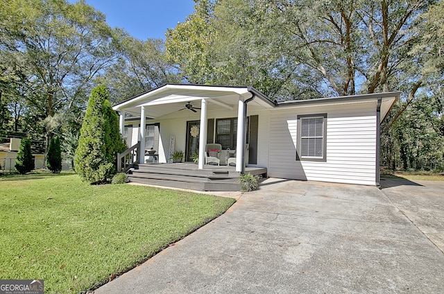 view of front of house with covered porch, ceiling fan, and a front lawn