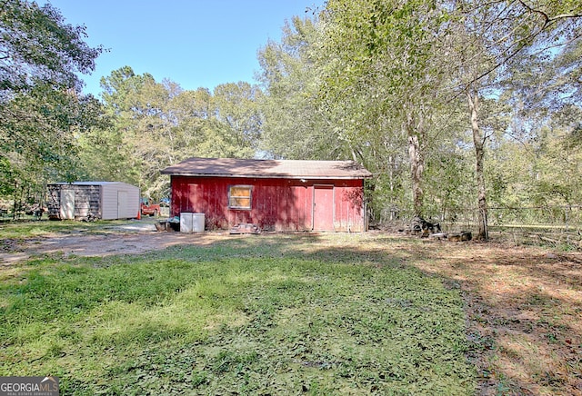 view of yard with a storage shed