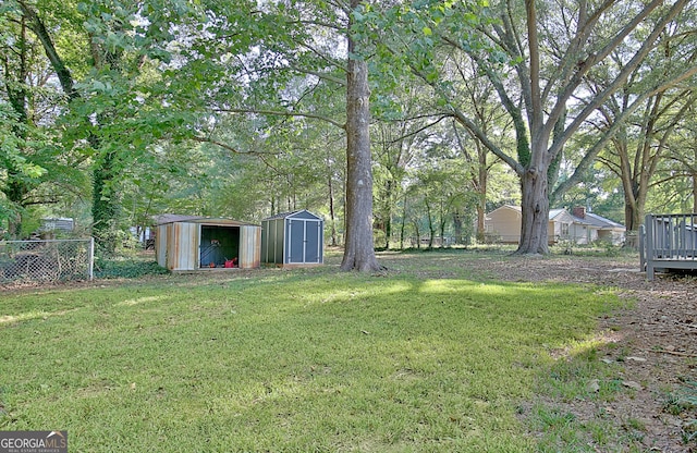 view of yard with a storage unit