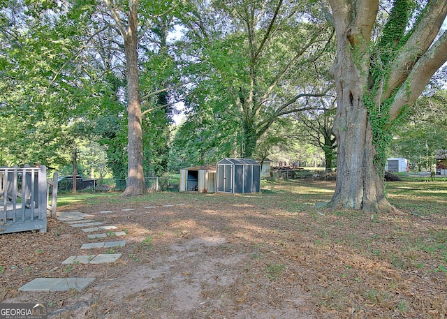 view of yard featuring a storage unit