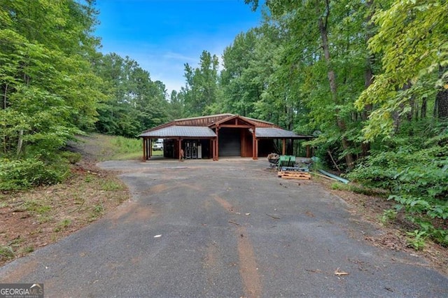 view of front of property featuring an outdoor structure