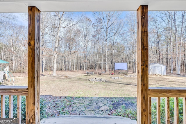 view of yard featuring a storage shed