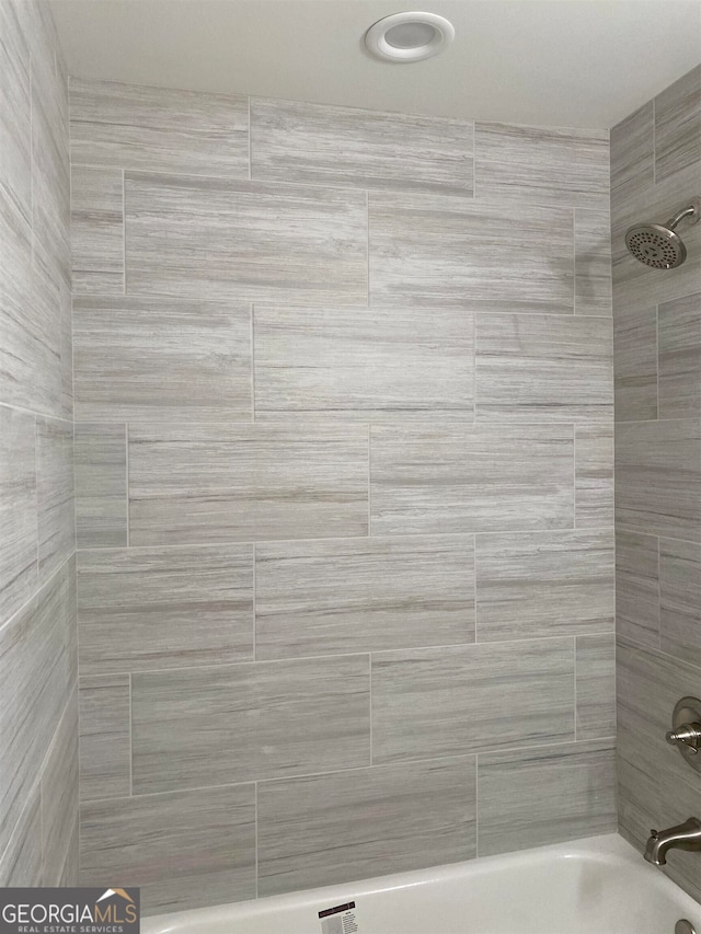 bathroom featuring tiled shower / bath