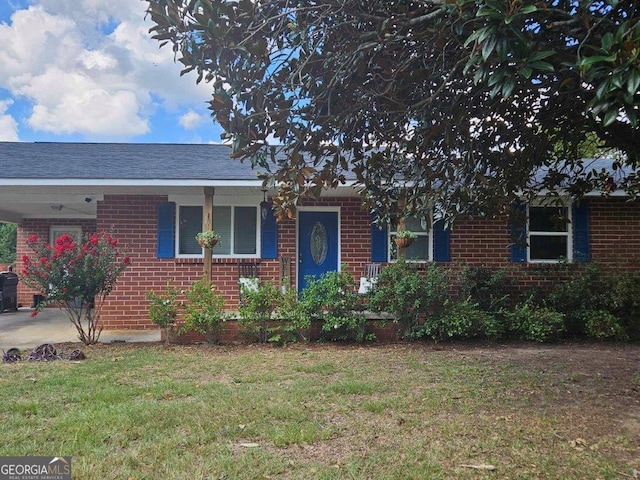 single story home featuring a front lawn