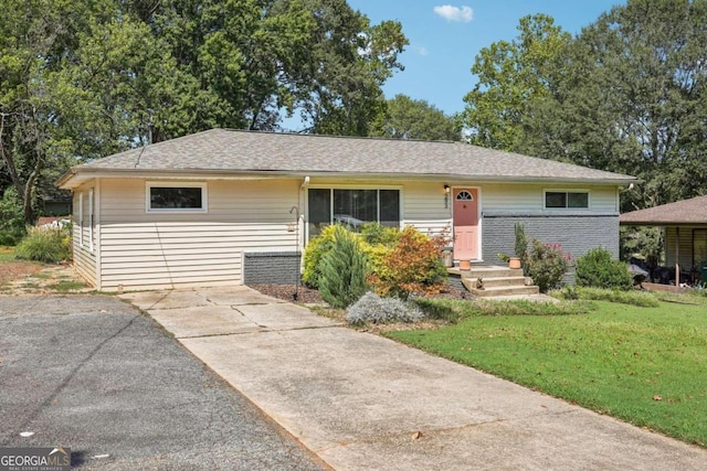 single story home featuring a front lawn