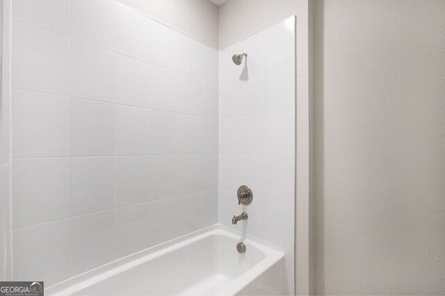 bathroom with tiled shower / bath