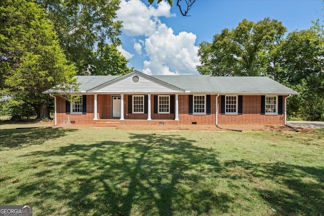 single story home with a front lawn