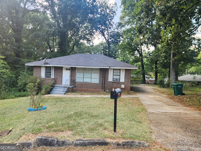 single story home featuring a front lawn