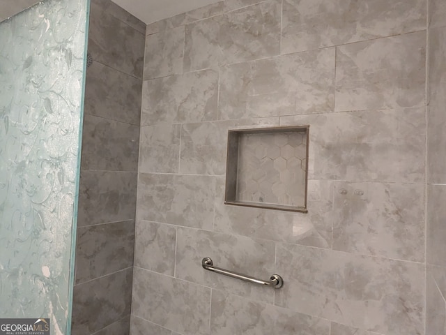 details featuring tiled shower