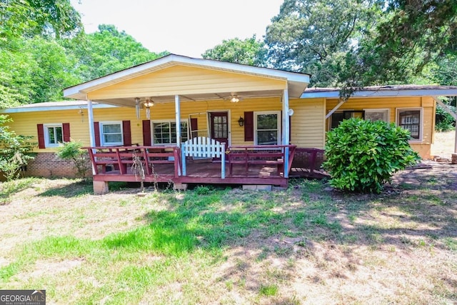 view of front of property with a front lawn and ceiling fan