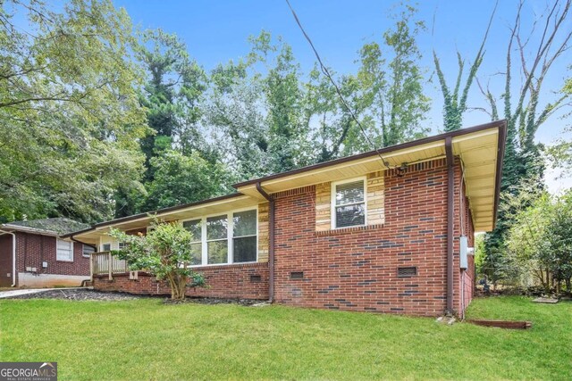 view of front of home featuring a front lawn