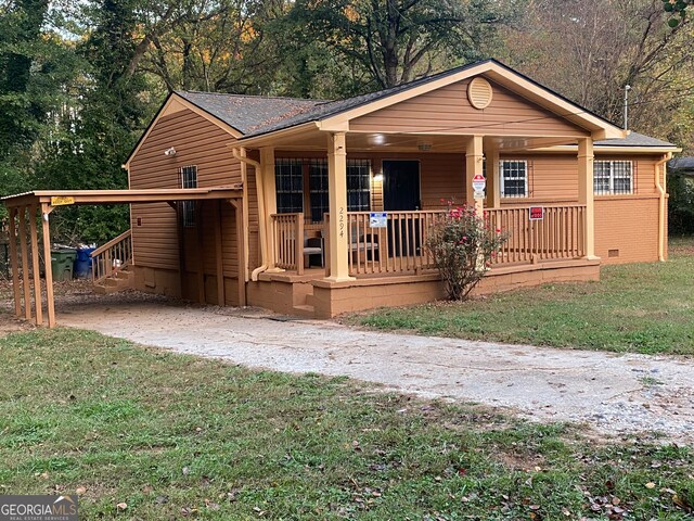 view of front of property with a porch and a front yard