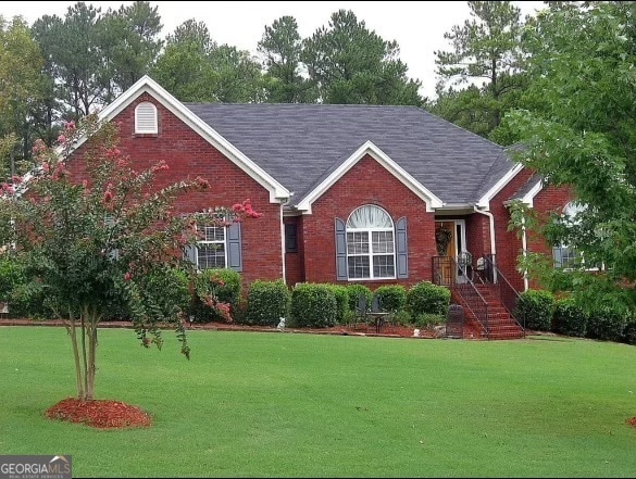 view of front of property featuring a front lawn