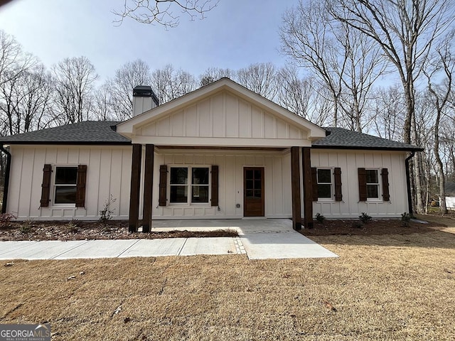 view of front of house featuring a front lawn and covered porch