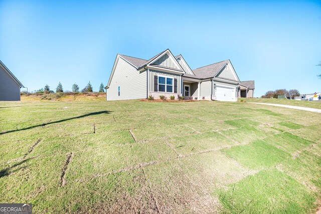 view of front facade featuring a front lawn and a garage