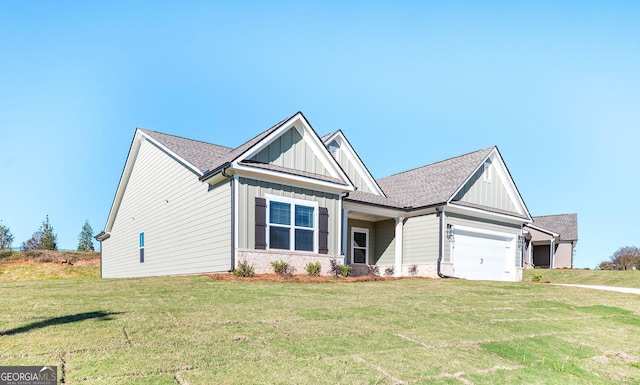 view of front of property featuring a front yard and a garage