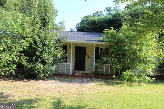 view of front of home with a front lawn