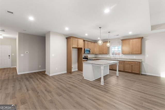 707 Jasmine Dr, Macon, GA 31211 - kitchen with appliances with stainless steel finishes, a sink, light wood-style flooring, recessed lighting, and baseboards