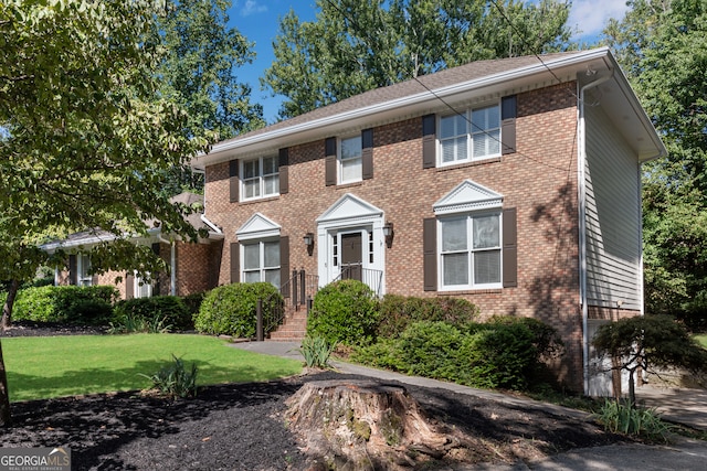 view of front of house with a front lawn