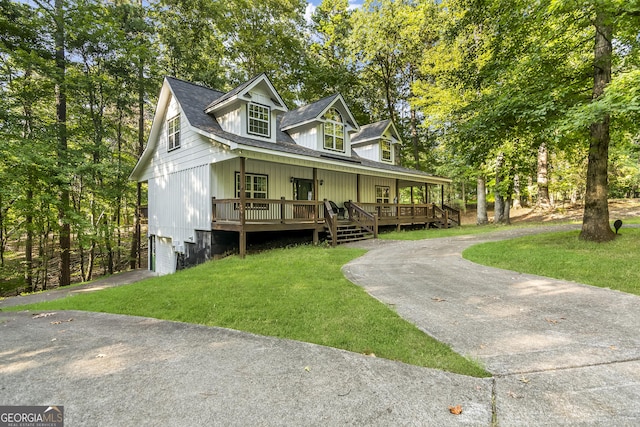 view of front of home featuring a front yard and covered porch